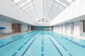 隣接のジムは職員価格で利用可能です