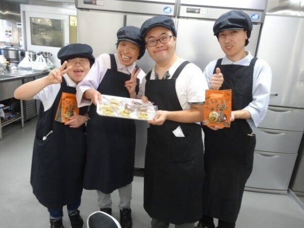 障がい者の就労促進事業所みんなの家の利用者さんです。パン作りを頑張っています！