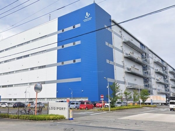 こちらが私たちの職場です！広々とした施設で、快適に働ける環境が整っています。