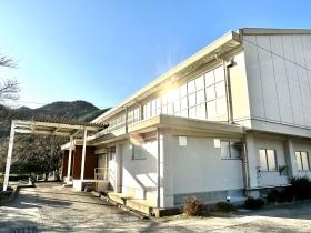 工場外観（元・小学校の体育館）