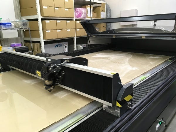 大型レーザー加工機を導入しています。