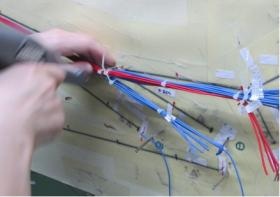 本社＿ハーネス結束作業