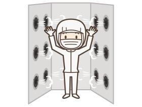 「エアシャワー室」でホコリ等を吹き飛ばしてからお仕事開始！