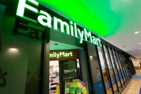 コンビニは２４時間営業で職員も利用できます。