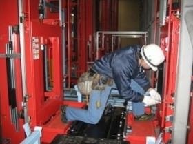 工場や商業施設の天井クレーンやエレベーターを点検します。
