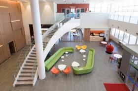 正面入口フロア