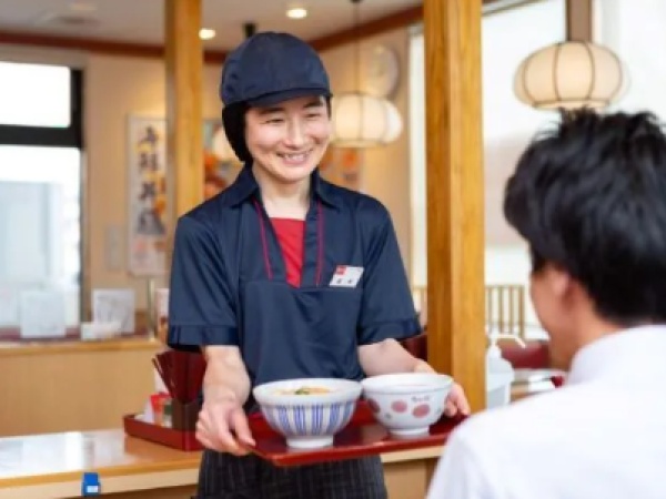 店舗スタッフ・の深夜店舗スタッフ（未経験歓迎・食事補助あり）