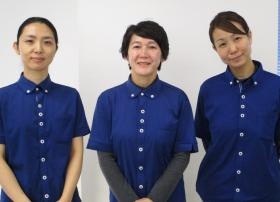 訪問看護ステーション所長（中央）とスタッフ