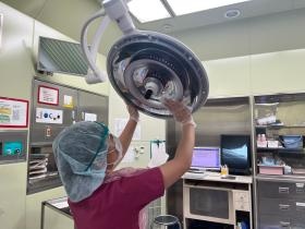 手術と手術の間の清掃や、機器準備を行います