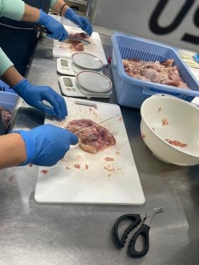 鶏肉の肉切り風景