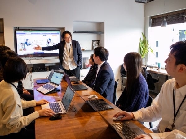 オープンな社風のため希望があればいつでも周りの人に相談できます。役員や人事とのランチや面談なども随時可能です。