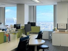 窓からは４７階の展望、複合機などのＯＡ機器も充実しています。