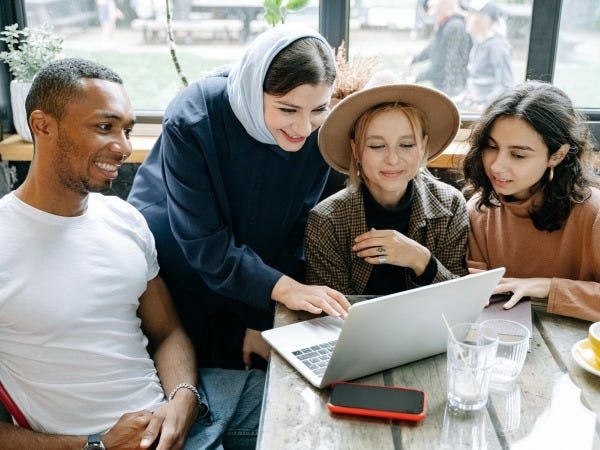 服装、髪型、メイク、ネイルは自由！