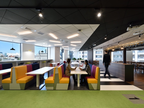 まるでカフェのような広々とした休憩スペース。