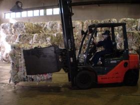 原材料を設備に投入する作業