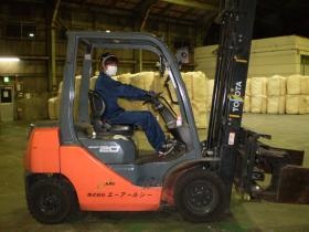 フォークリフトでの運搬作業