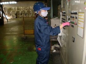 ライン管理のため設備操作する様子