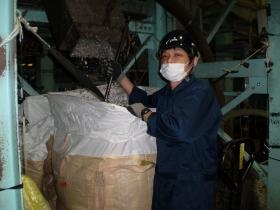 機械で選別出来なかった原材料の選別作業