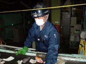 リサイクル出来なかった廃棄物をフレコンに収納する作業