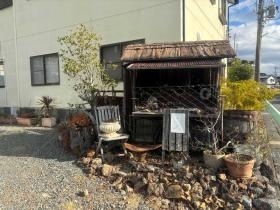 敷地内の移動式屋台 今はオブジェとして