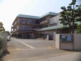 写真は正面入り口・職員用駐車場と駐輪場も完備