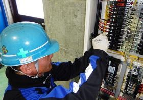 工場の配電盤を接続する作業風景