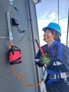 新築住宅に電気を送る作業風景