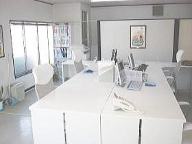 事務所はホワイトを基調としています