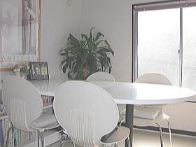 事務所はホワイトを基調としています