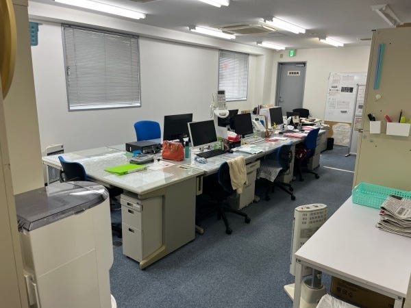 活動時間帯は訪問のためガラリとしていますが、朝、お昼休憩、夕方は一日の出来事の話題でにぎやかになります。