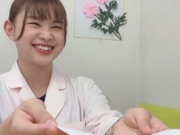 未経験から医療業界にチャレンジ可能です。写真の社員も高校卒業後ホテルに3年間勤務その後入社し5年間経理を担当しました。