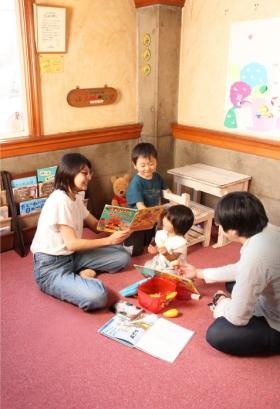 ９．キッズスペース（えほんのくに）