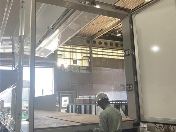 大型車ボデー後部に部品取付をしている写真です！