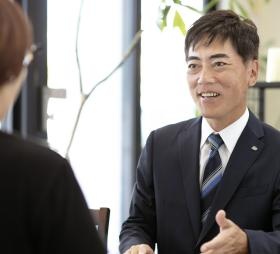 当社代表染矢です。お客様との打ち合わせの様子。