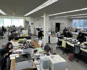 個室やパーテーションは無く、開放的な事務所です