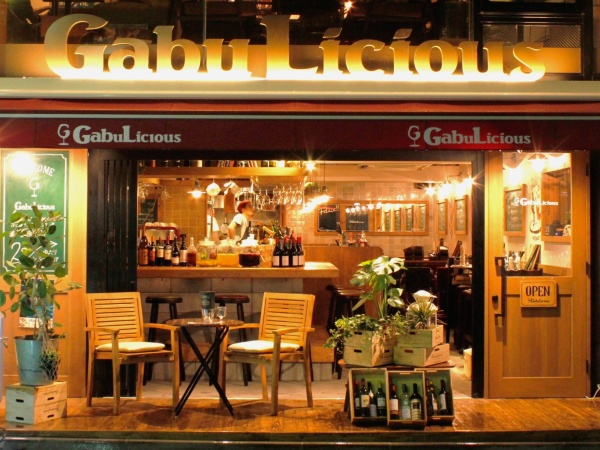 隠れ家的な佇まい。活気があるのに落ち着ける、おしゃれな空間が魅力◎