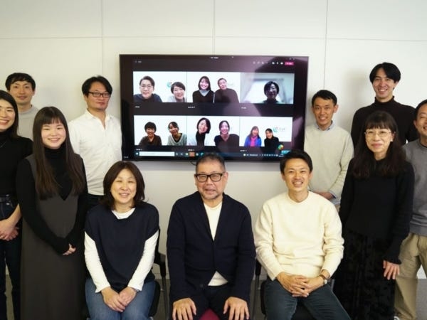 経営層を含む社員の平均年齢が38歳と、若い人が活躍しています。スーパーフレックス制でリモートワーク、副業も可と、自分で働き方を考えられます。