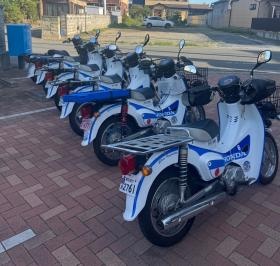 ブルーインパルス仕様の配達用カブは大人気！