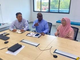 マレーシアで活躍する日本人スタッフと現地スタッフの打合せ