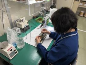 作業風景・有機溶剤を使用する時は局所排気装置の囲いの中で作業