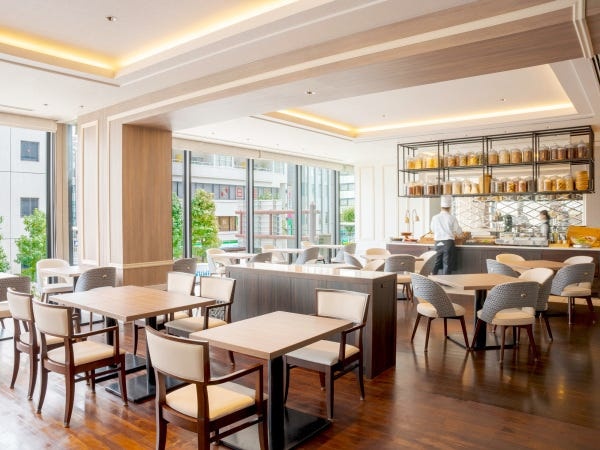 大きな窓から日差しの降り注ぐ開放的な空間です。