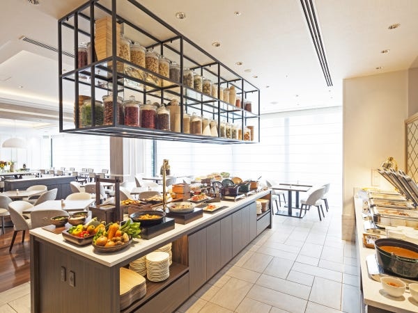 お客様の動きをよく見て使用済みのお皿を下げたり、料理の補充をお願いします。