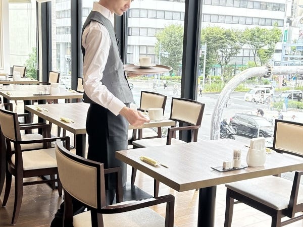 一面が大きな窓になっている開放的な空間