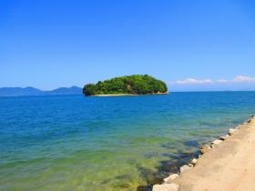 加工場は瀬戸内海の穏やかな海岸沿いに位置しています。