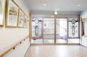 ステンドグラスと絵画がリラックスさせてくれます