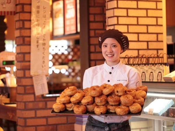 ワクワクするパン屋さん！チョコリングが有名なアンティークで働きませんか？業績向上で採用率◎