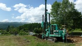 【地盤改良機】画像の重機を使用して工事を行います。