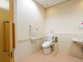 トイレ施設もバリアフリーで充実しています。