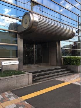 シャッターをモチーフにした本社エントランスです