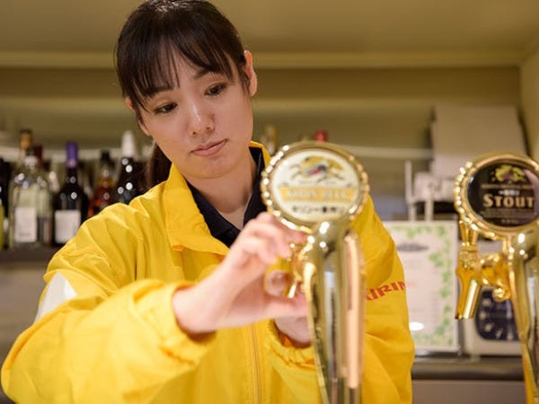 洗浄セットや販促ツールなどを持って入店。ディスペンサーの洗浄状況や、開栓から日が経ち過ぎていないかなどをチェックし、品質診断を行います。